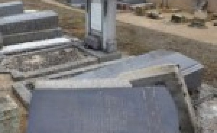 Profanation d’un cimetière juif: cinq mineurs en garde à vue