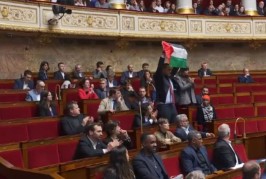 Israël en guerre : un député LFI brandit le drapeau palestinien en pleine séance de l’Assemblée nationale