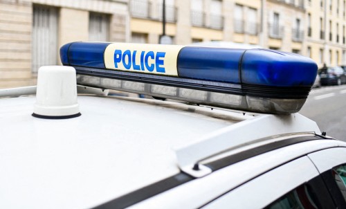 Une voiture de police (camion, camionnette) traverse la ville pour assurer la sécurité à Paris, France, le 12 juin 2024. Des policiers français en action. Photo par Victor Joly/ABACAPRESS.COM