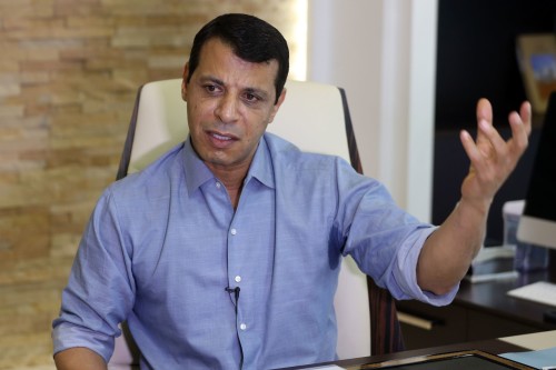 Palestinian senior Fatah official Mohammed Dahlan gestures during an interview at his office in Abu Dhabi on September 16, 2015. AFP PHOTO / (Photo by STR / AFP)