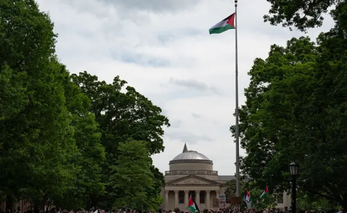 L’UNC se prépare à ce que le groupe anti-israélien, surnommé « la voix du Hamas », cautionne la « rébellion armée » : « Par tous les moyens nécessaires » L’Université de Caroline du Nord-Chapel Hill pourrait connaître davantage de manifestations anti-israéliennes au cours de la nouvelle année scolaire