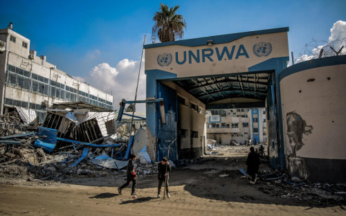 10 February 2024, Palestinian Territories, Gaza City: Palestinians examine the damage to the United Nations Relief and Works Agency for Palestine Refugees (UNRWA) buildings on their way back to their homes in the wake of the Israeli army withdrew from North of Gaza City. Photo: Omar Ishaq/dpa - Photo by Icon Sport