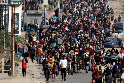 Palestinians fleeing north Gaza walk towards the south, amid the ongoing conflict between Israel and Palestinian Islamist group Hamas, in the central Gaza Strip, November 9, 2023. REUTERS/Mohammed Salem