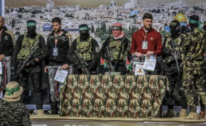 Unfortunately, ridicule doesn’t kill. The media: a « gift » from Hamas during its latest grotesque staging of Israeli hostages