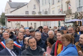 Vidéo : Nos responsables communautaires, le Grand Rabbin de France et le Président du Consistoire Central étaient absents lors de cette marche de soutien suite à l’agression du rabbin d’Orléans. Il semble que cet événement ne soit pas jugé assez « VIP » à leurs yeux.