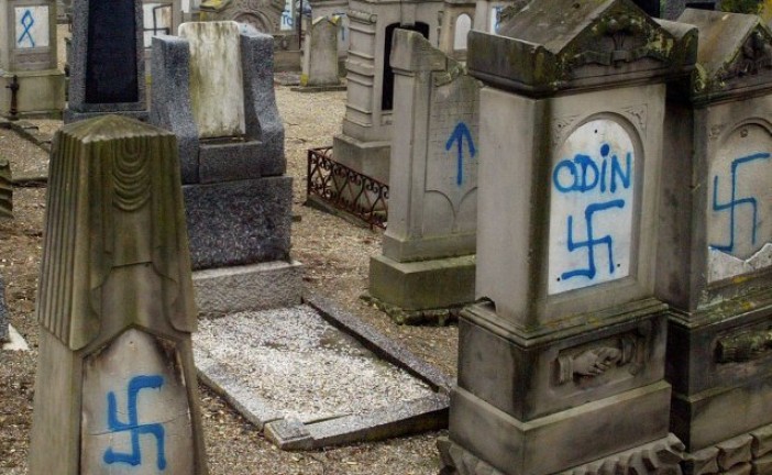 Des croix gammées en ferrailles découvertes dans le carré juif d’un cimetière à Avignon.