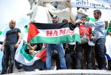 Nuit Debout-Place de  la République,  le drapeau palestinien  flotte encore , encore un mélange des genres