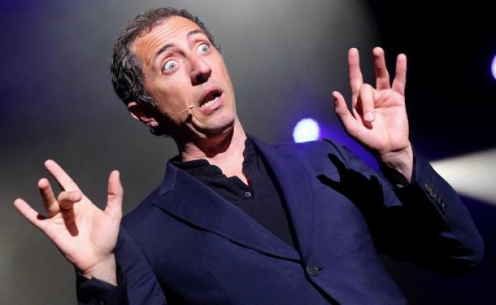 Voiture de police brûlée : Gad Elmaleh s’en prend au gouvernement