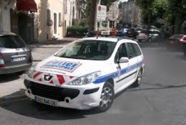 A Marseille, Quartier de la Croix Rouge, un Vehicule fonce sur deux abris bus, 1 mort , 1 Blessé