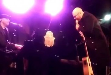 Obispo fait irruption sur scène et chante en hébreu avec Idan Raichel