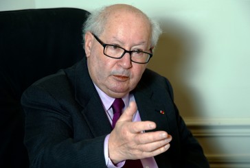 Serge Klarsfeld reçoit la plus haute distinction du mémorial d’Auschwitz