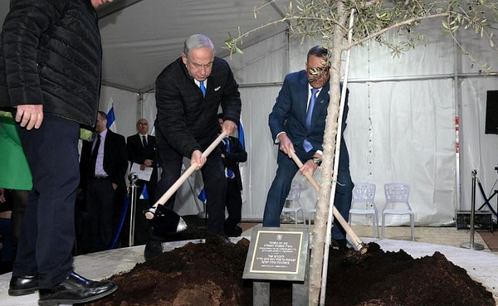 Tou Bichvat : Benjamin Netanyahu dirige une cérémonie de plantation d’arbres en l’honneur des victimes du récent attentat terroriste de Jérusalem