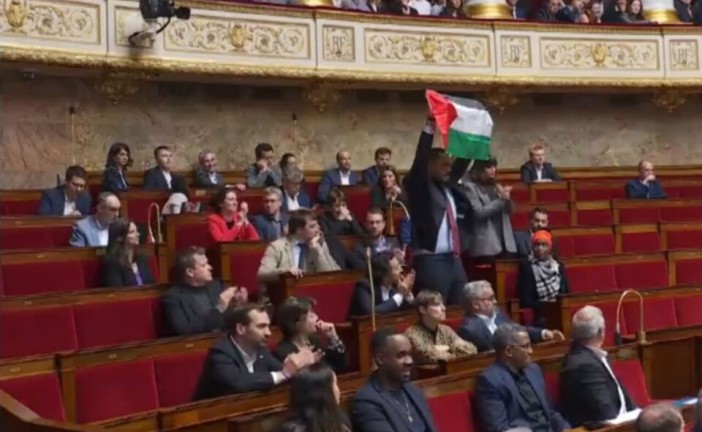 Israël en guerre : un député LFI brandit le drapeau palestinien en pleine séance de l’Assemblée nationale