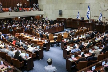 Israël en guerre : la Knesset adopte une loi permettant l’expulsion des membres de la famille de terroristes