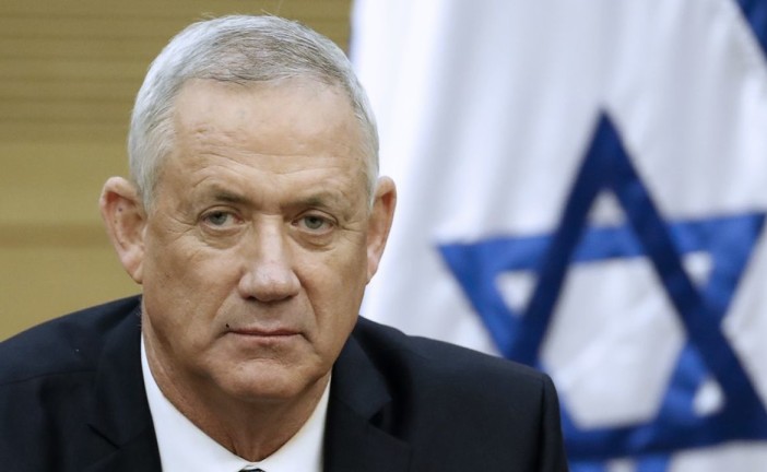 Israël en guerre : le Shin Beth et la police israélienne arrêtent un citoyen israélien soupçonné d’avoir espionné Benny Gantz pour le compte d’entités étrangères