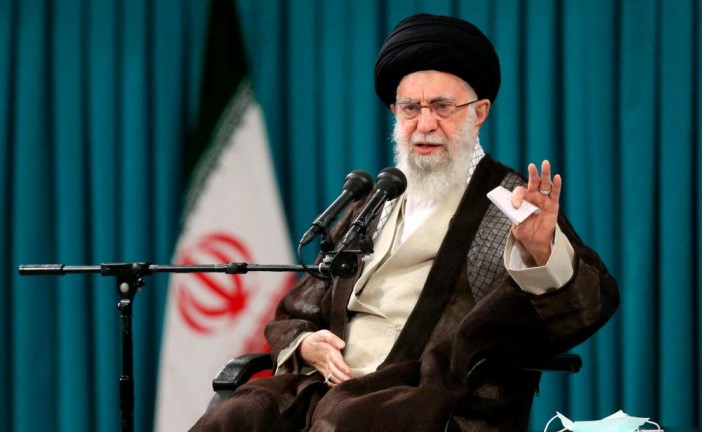 Israël en guerre : l’ayatollah Ali Khamenei accuse Israël et les États-Unis d’être responsables de l’éviction de Bachar al-Assad