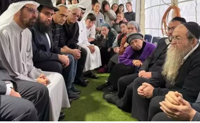 Israel Actualités: Un haut représentant des Émirats arabes unis a rendu visite pour présenter les condoléances à la famille de l’émissaire du Chabad, le rabbin Zvi Kogan zal