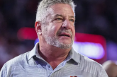 Tigres d’Auburn l’entraîneur de basket-ball masculin Bruce Pearl a envoyé dimanche un message enflammé sur les réseaux sociaux en réponse à une vidéo montrant apparemment des terroristes du Hamas remettant trois otages israéliens à la Croix-Rouge.