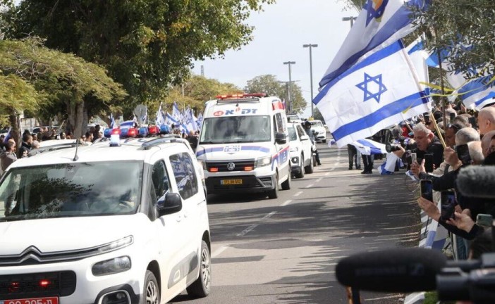 Israël en guerre : le convoi des véhicules transportant les dépouilles des quatre otages est arrivé à l’institut médical d’Abou Kabir