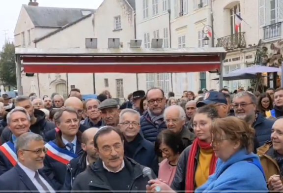 Vidéo : Nos responsables communautaires, le Grand Rabbin de France et le Président du Consistoire Central étaient absents lors de cette marche de soutien suite à l’agression du rabbin d’Orléans. Il semble que cet événement ne soit pas jugé assez « VIP » à leurs yeux.